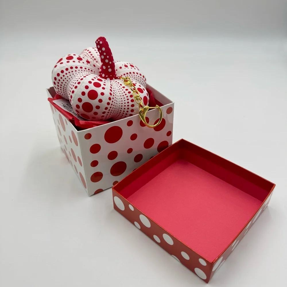 Yayoi Kusama Pumpkin Plush Keychain - Picture 4 of 4